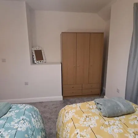 Spacious 3 Bedroom House, 6 Beds In Spondon, Derby With Parking Exterior photo