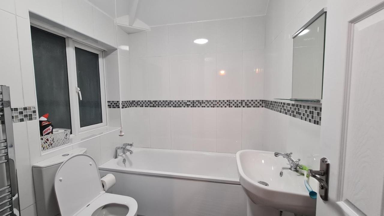 Holiday home Spacious 3 Bedroom House, 6 Beds In Spondon, With Parking